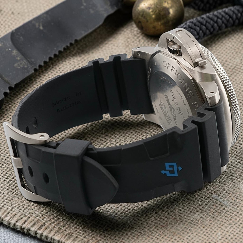 Panerai Luminor Submersible Flyback PAM00615 47mm Titanium Black Dial, 2 Straps