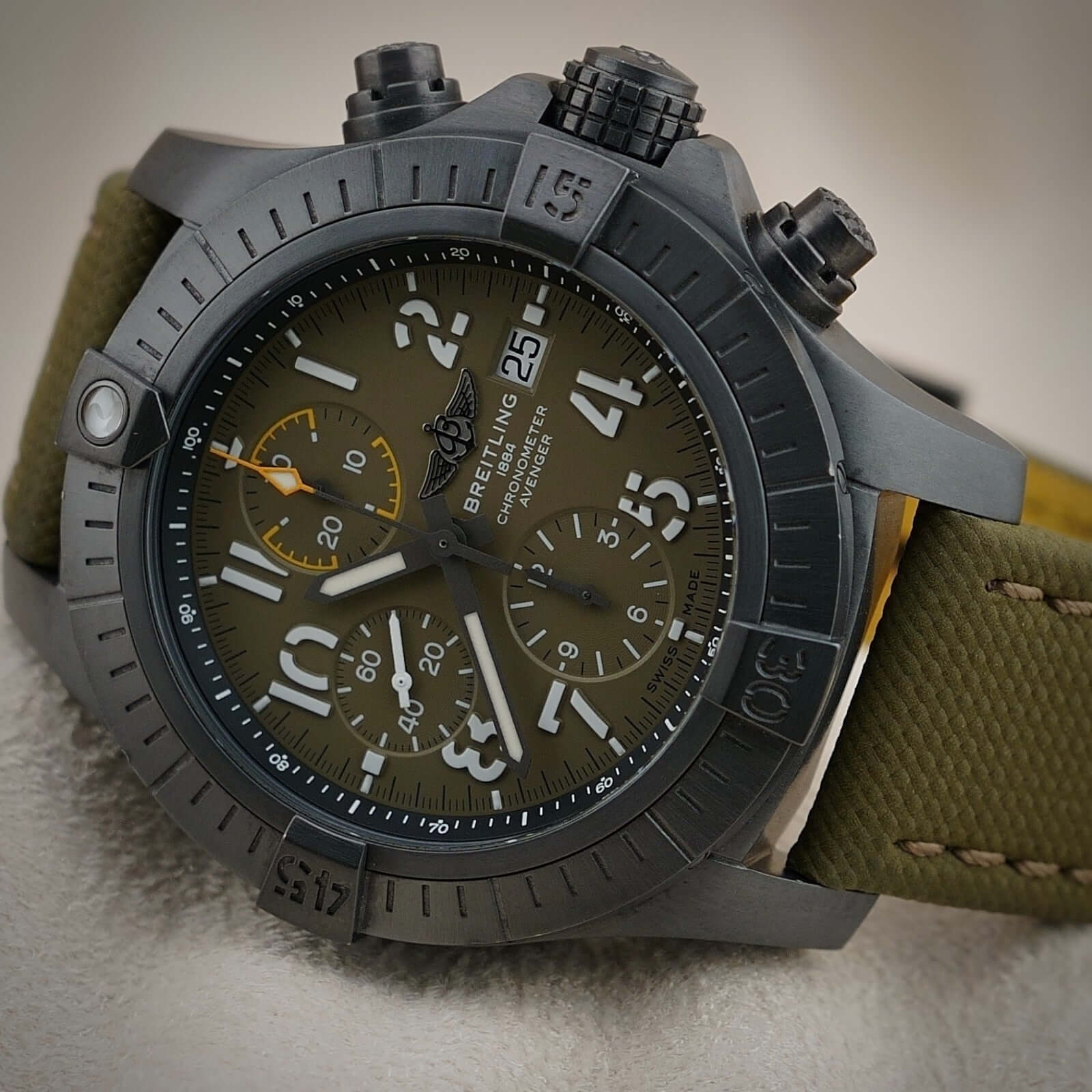 Breitling Avenger Chronograph 45 Night Mission V13317 Green Titanium - FULL SET